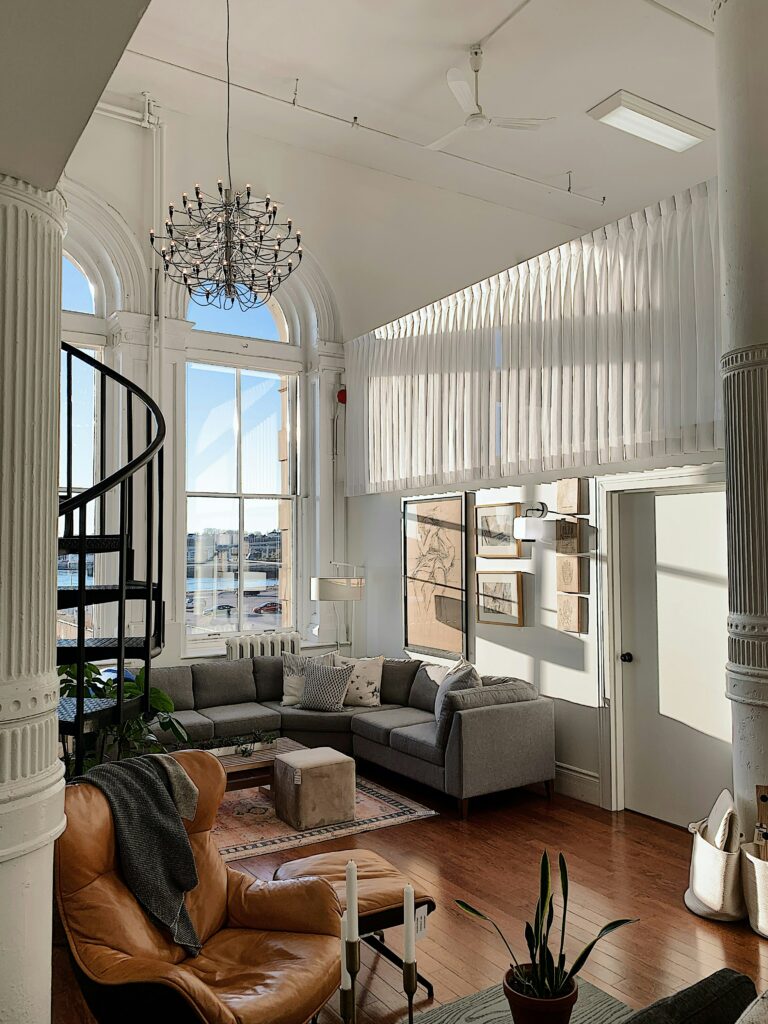 Salon avec escalier en colimaçon
